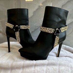 Jennifer Lopez Black Boots with Gold Chain